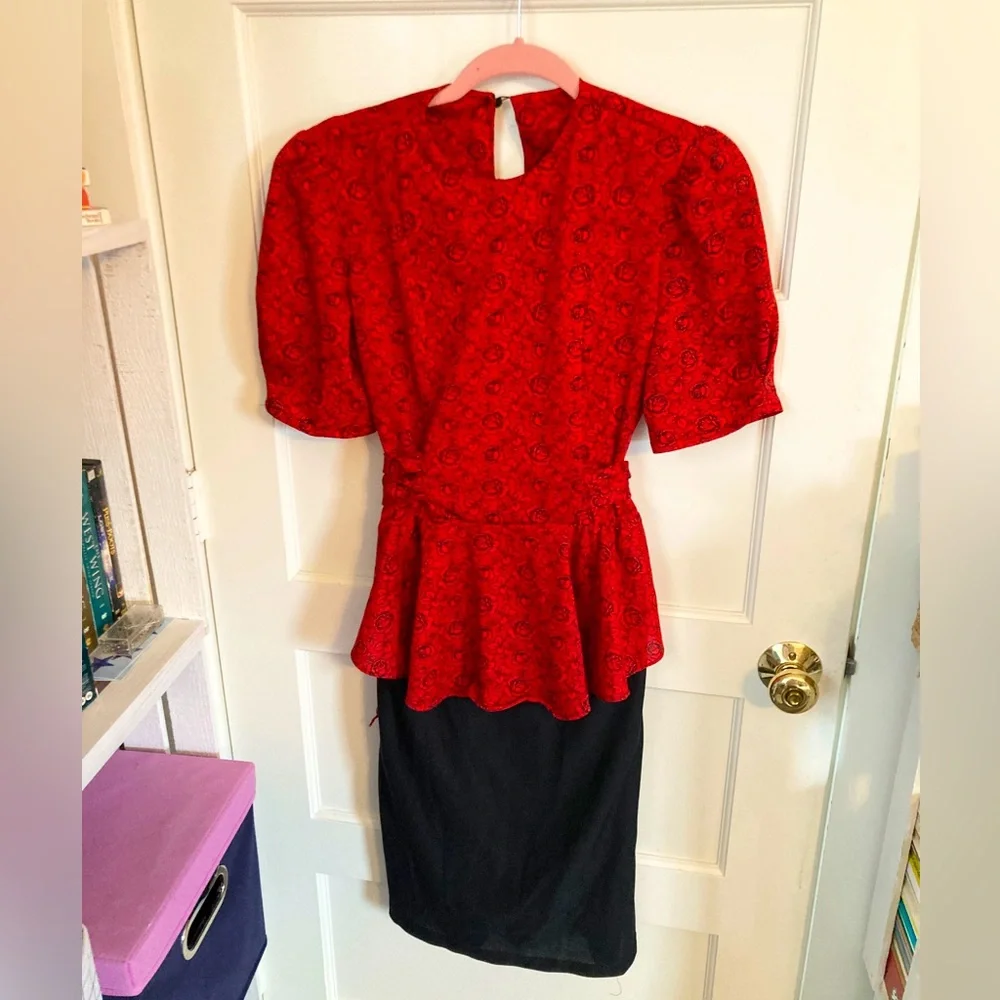 Vintage peplum red and black floral dress size SMALL - Picture 2 of 8
